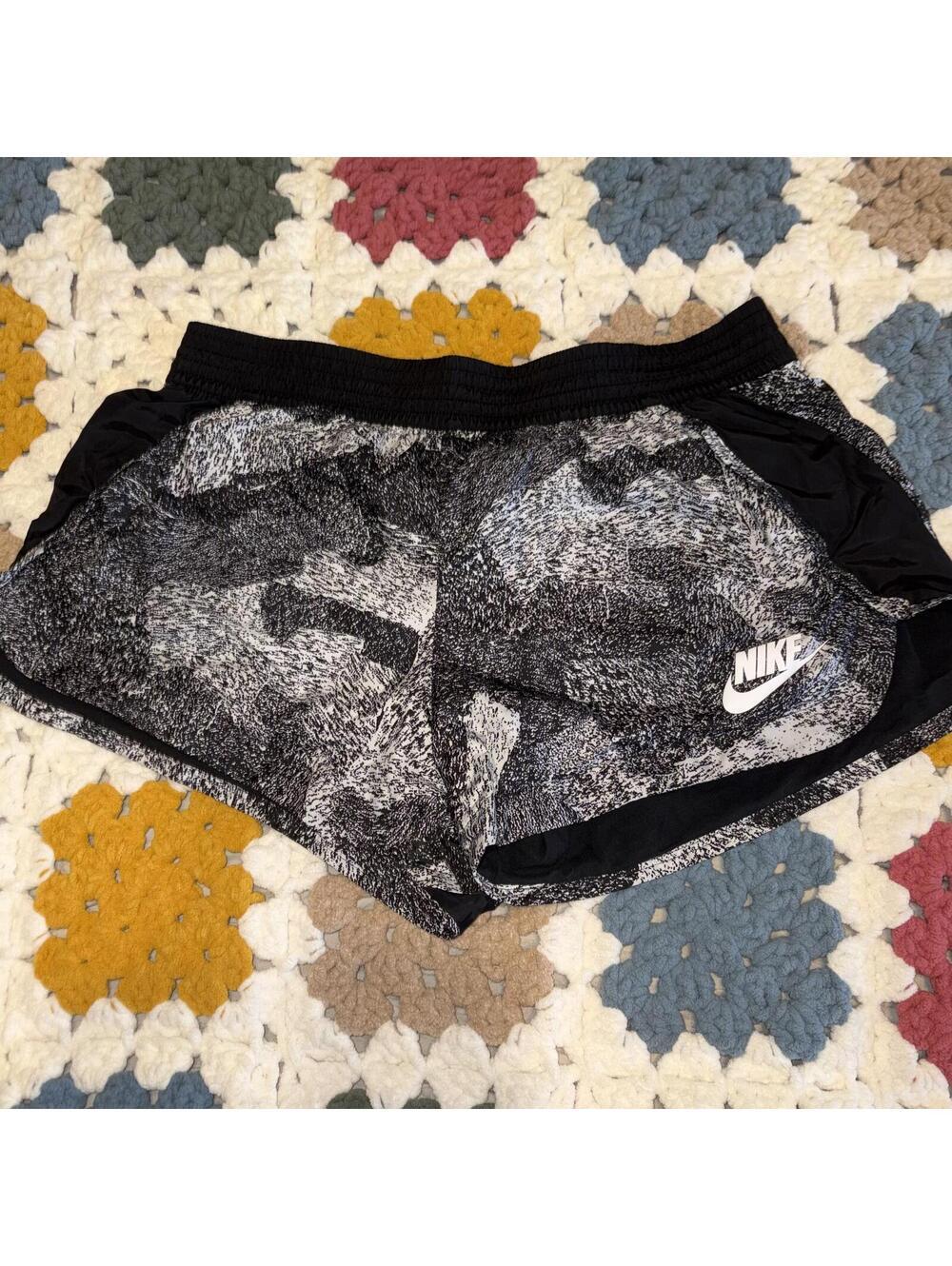 Nike Printed Black and White Athletic Running Shorts Woman’s Large Stretch Waist